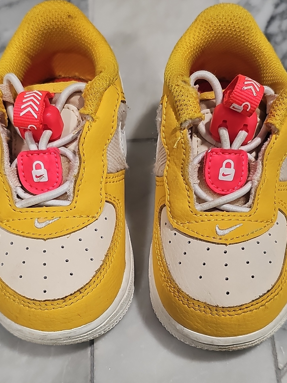 Nike Kids Yellow & Cream Sneakers with Toggle Size 5c